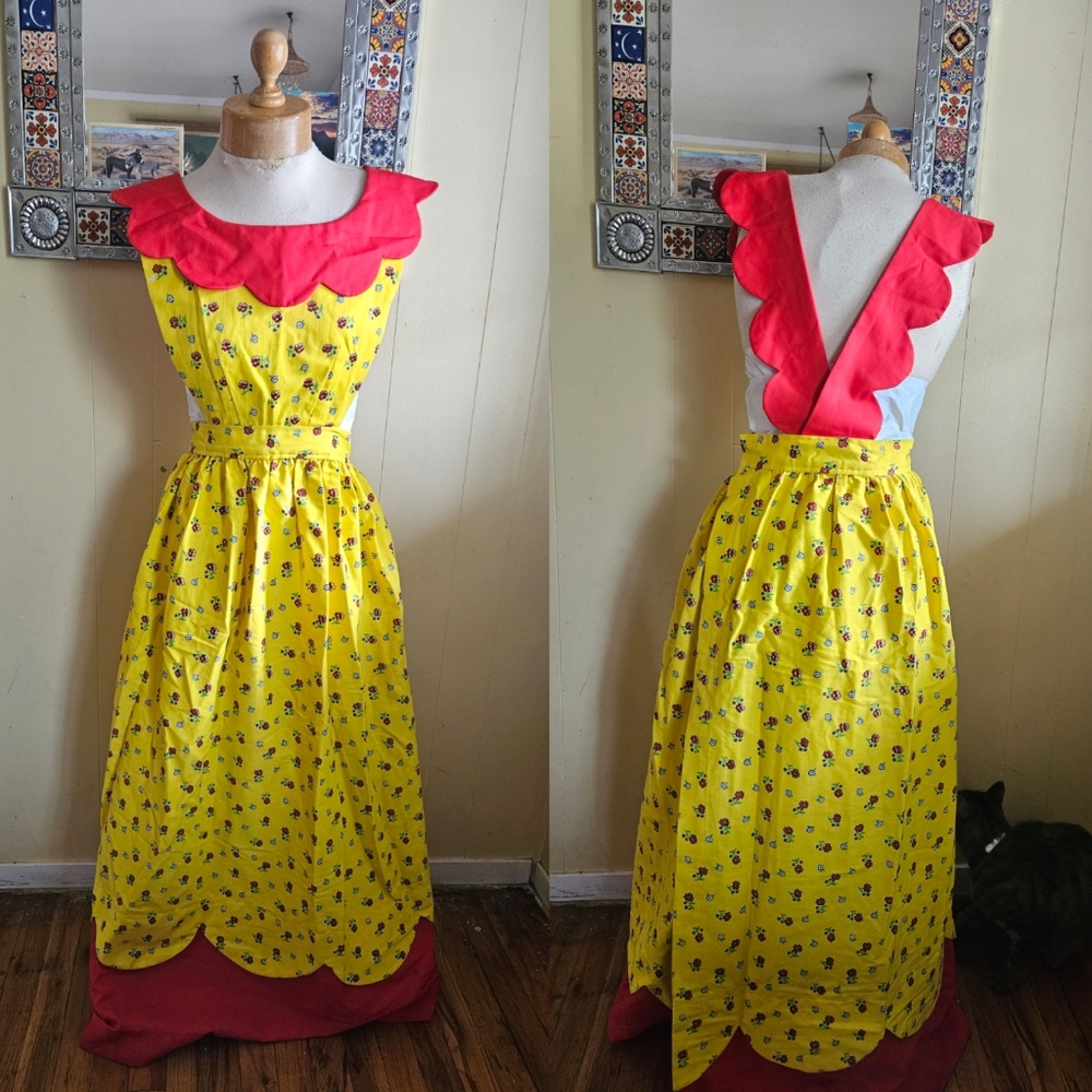 1970s Handmade pinafore apron adjustable size